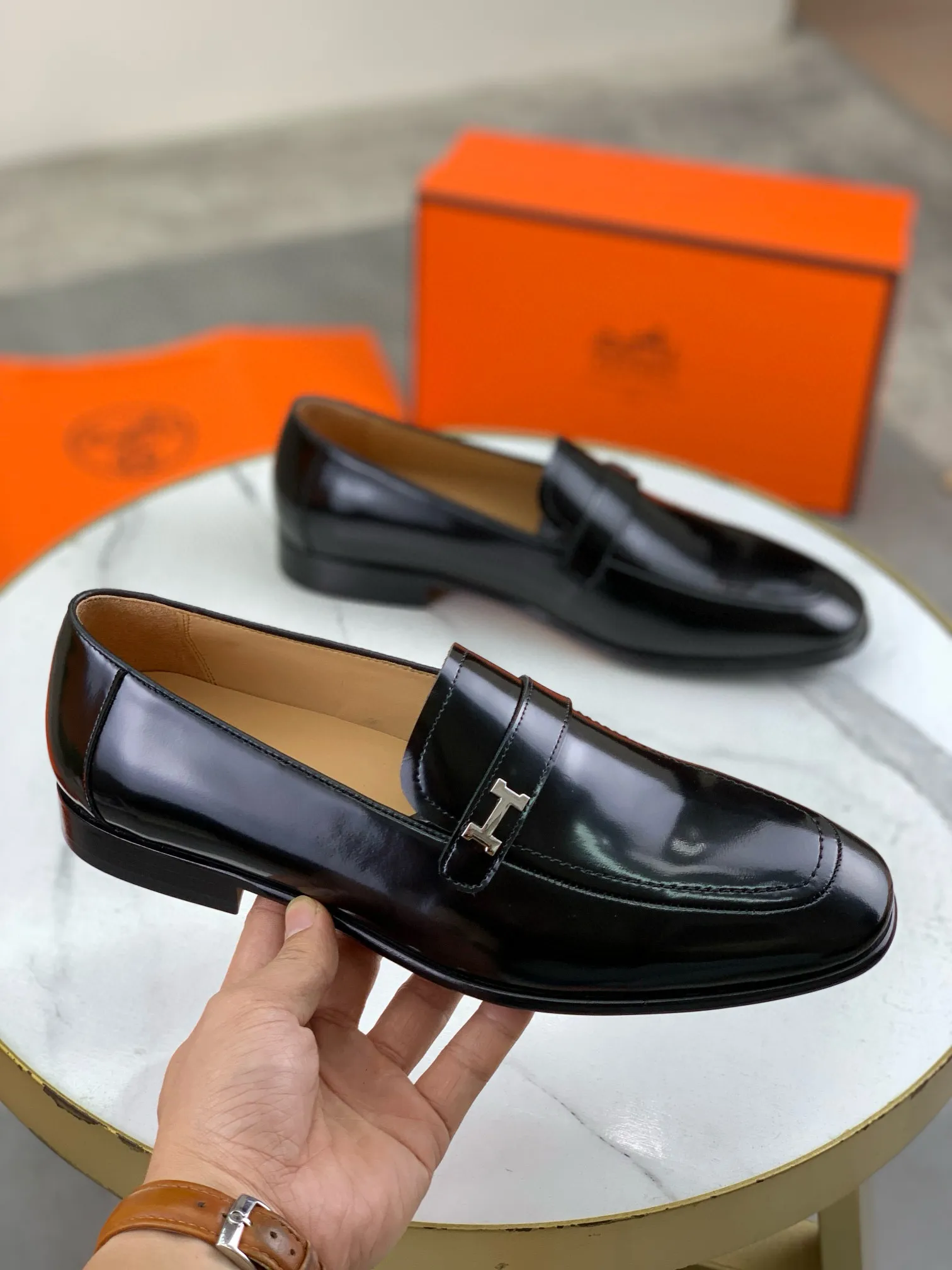 Factory price P960 💰Top version 💎💎💎 Original leather outsole Brand: Hermès (Hermès) Standard code: Men's size 39-44 (38, 45 can be customized) Grade: Same as the official website Original quality materials: Original soft calfskin Water-dyed cowhide lining Original Italian leather outsole Style categories: Men's fashion Formal casual leather shoes Slip-on men's shoes series Young fashion European and American trends, British style, colors: multiple options, counter packaging